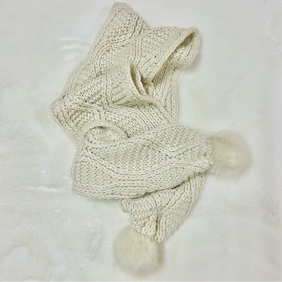 TOPSHOP Cable knit Pom Pom Toque & Scarf, 2 piece set - Picture 2 of 8